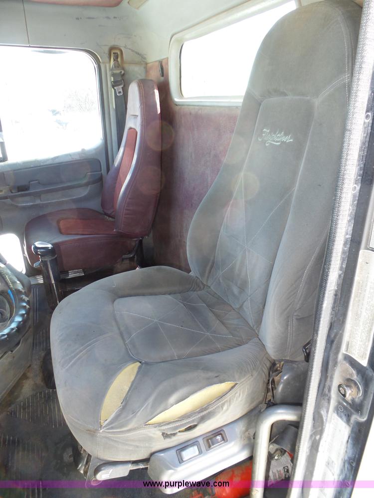 image for item J8803 2001 Freightliner Columbia 120 semi truck