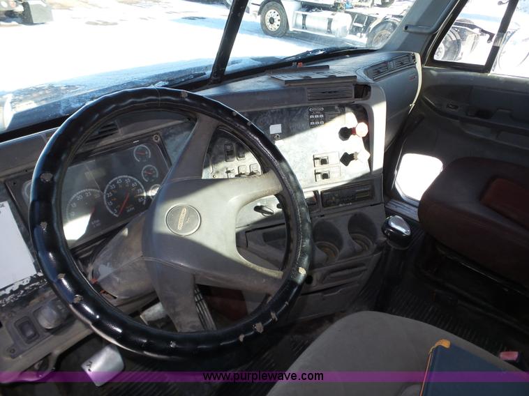 image for item J8803 2001 Freightliner Columbia 120 semi truck