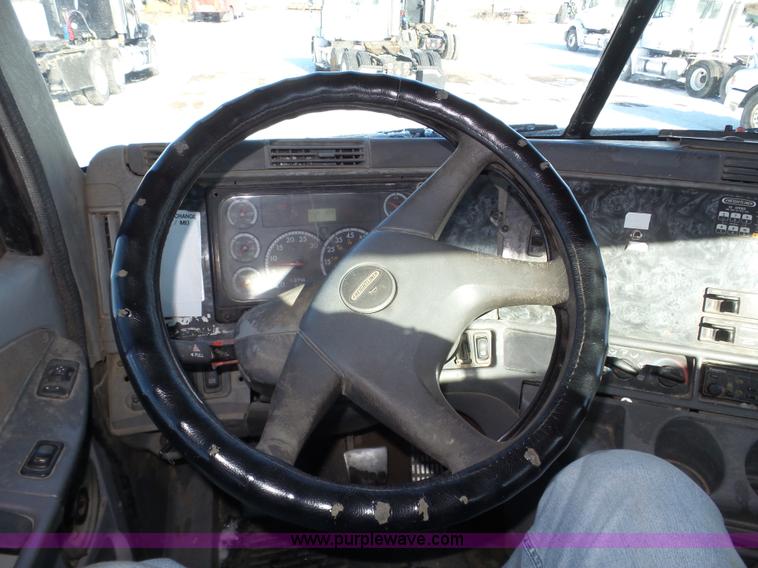 image for item J8803 2001 Freightliner Columbia 120 semi truck