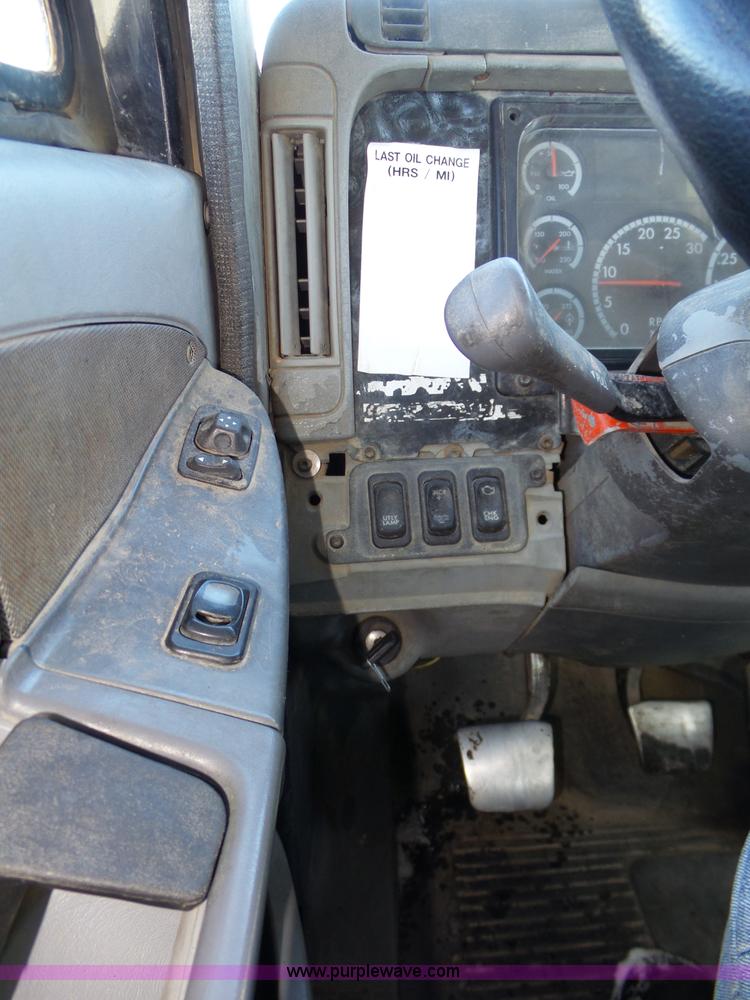 image for item J8803 2001 Freightliner Columbia 120 semi truck