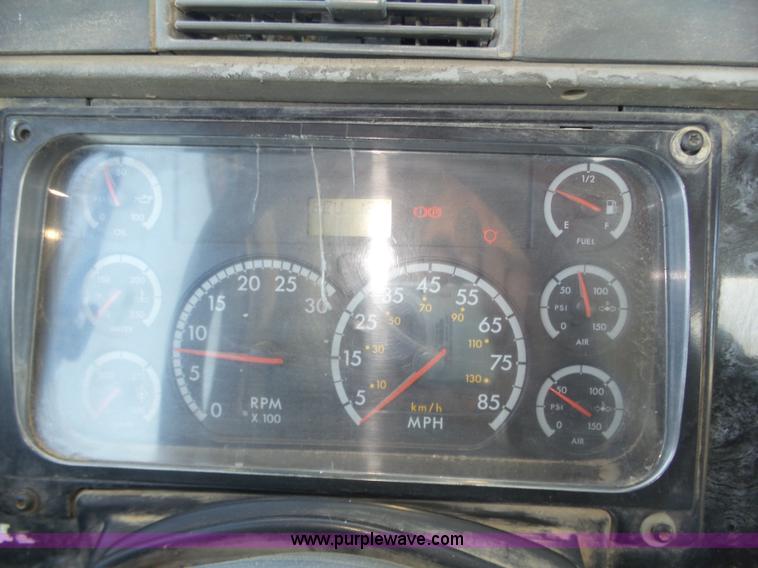 image for item J8803 2001 Freightliner Columbia 120 semi truck