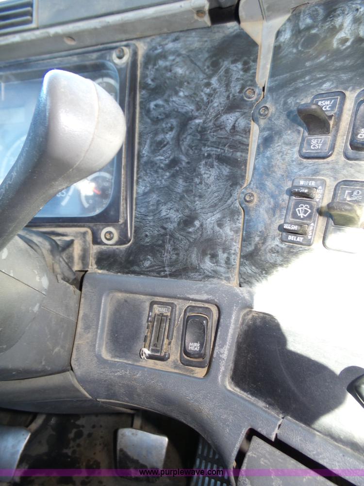 image for item J8803 2001 Freightliner Columbia 120 semi truck