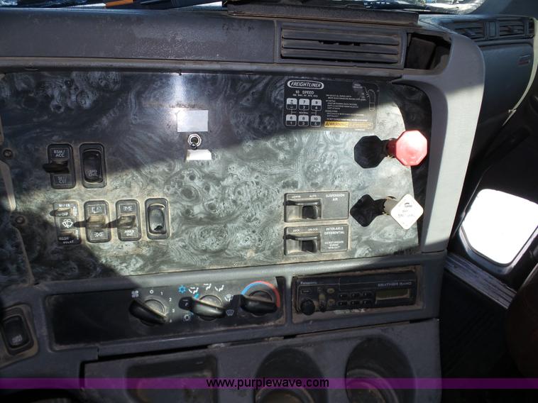 image for item J8803 2001 Freightliner Columbia 120 semi truck