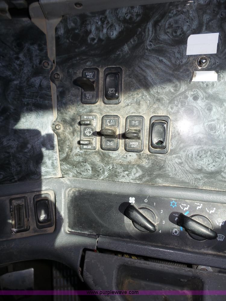 image for item J8803 2001 Freightliner Columbia 120 semi truck