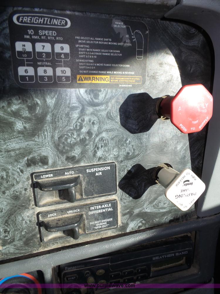 image for item J8803 2001 Freightliner Columbia 120 semi truck