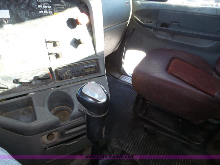 image for item J8803 2001 Freightliner Columbia 120 semi truck