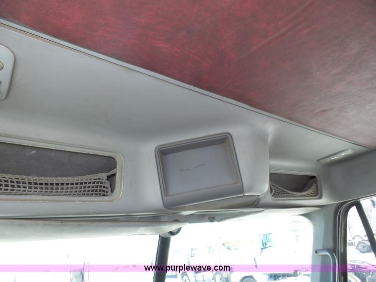 image for item J8803 2001 Freightliner Columbia 120 semi truck