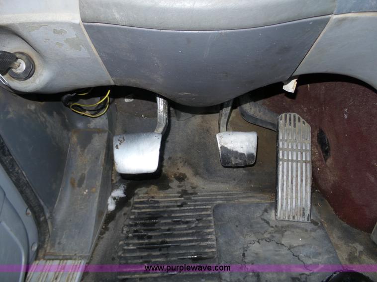 image for item J8803 2001 Freightliner Columbia 120 semi truck