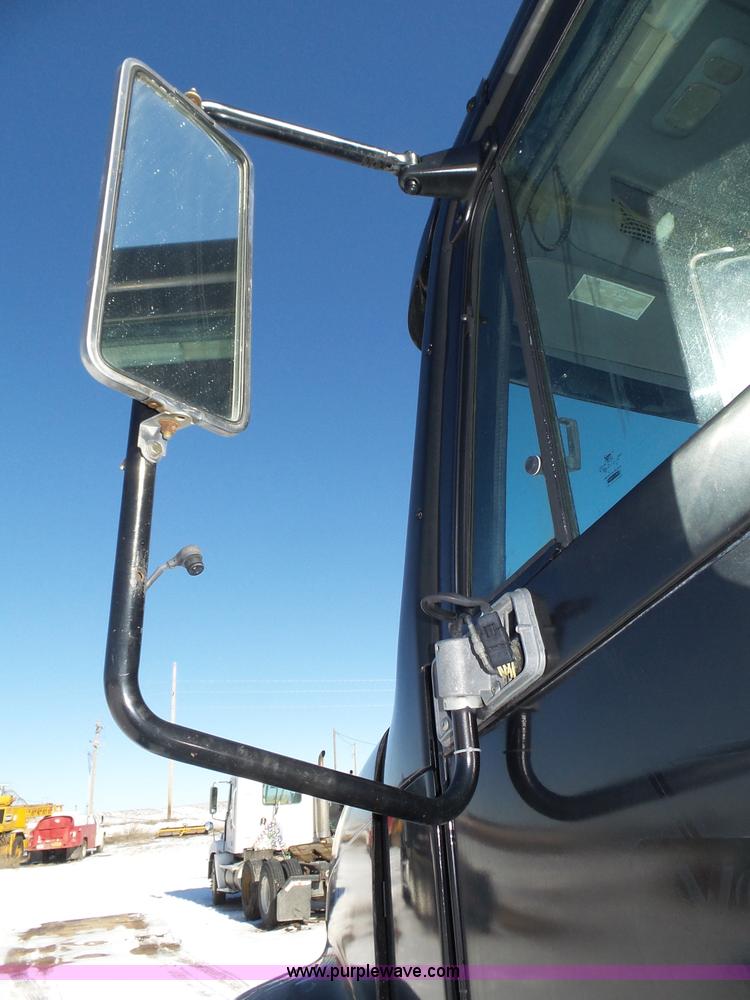 image for item J8803 2001 Freightliner Columbia 120 semi truck