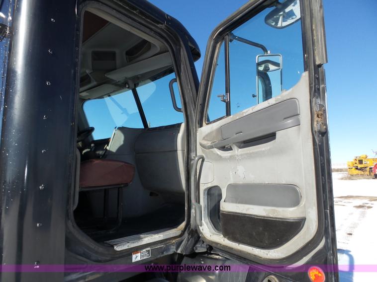 image for item J8803 2001 Freightliner Columbia 120 semi truck