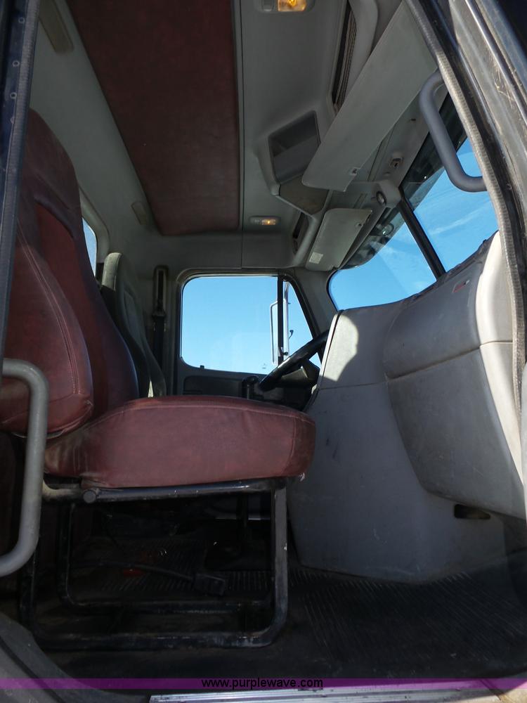 image for item J8803 2001 Freightliner Columbia 120 semi truck