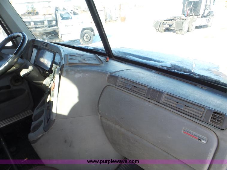 image for item J8803 2001 Freightliner Columbia 120 semi truck