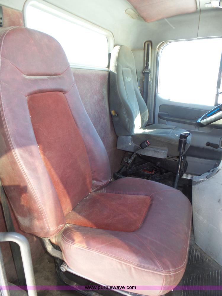 image for item J8803 2001 Freightliner Columbia 120 semi truck