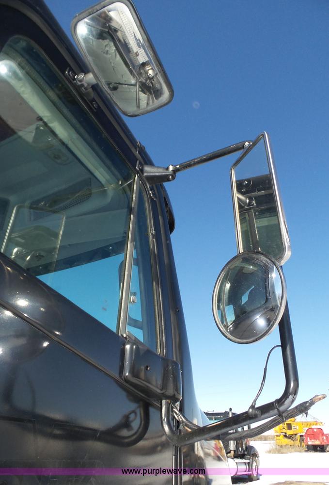 image for item J8803 2001 Freightliner Columbia 120 semi truck