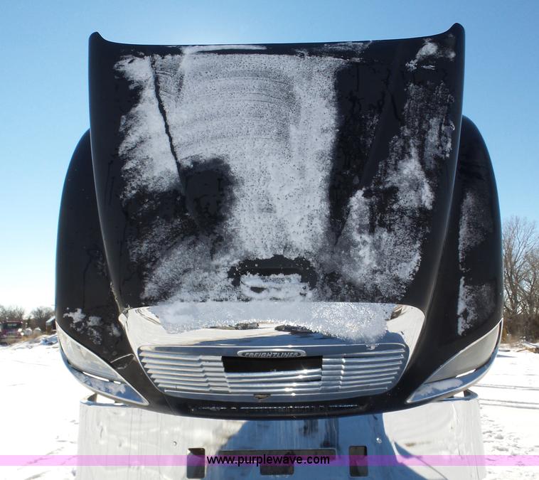 image for item J8803 2001 Freightliner Columbia 120 semi truck