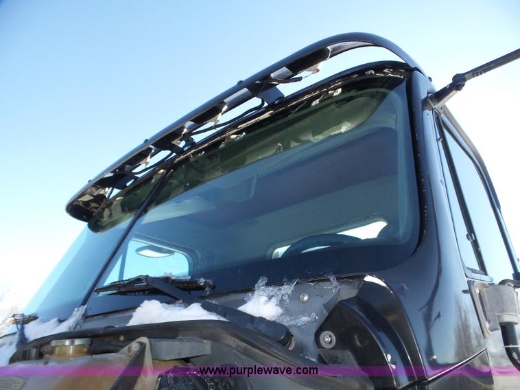 image for item J8803 2001 Freightliner Columbia 120 semi truck