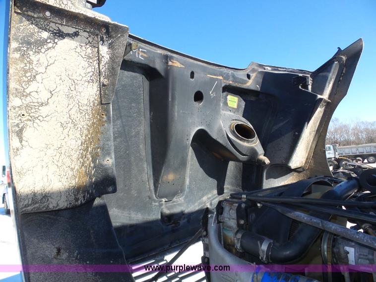 image for item J8803 2001 Freightliner Columbia 120 semi truck