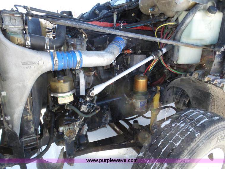 image for item J8803 2001 Freightliner Columbia 120 semi truck