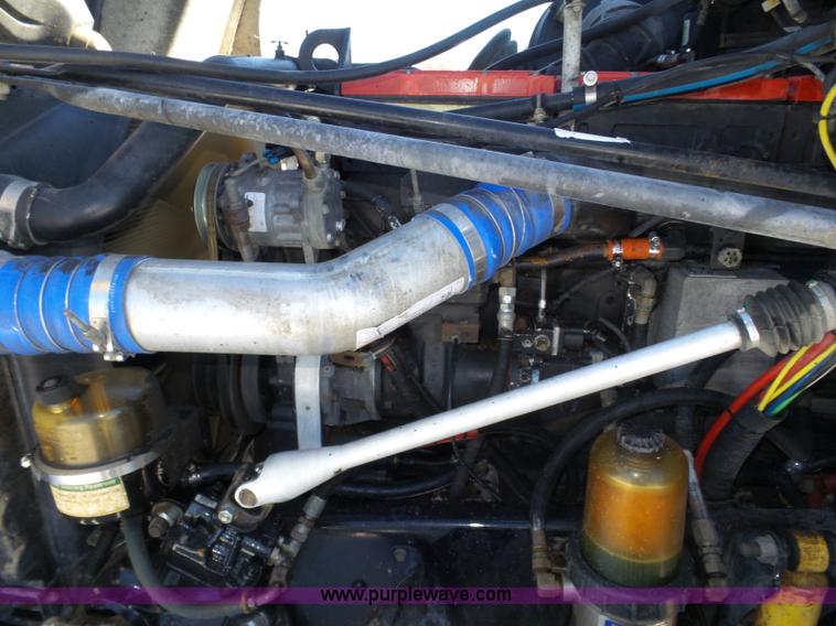 image for item J8803 2001 Freightliner Columbia 120 semi truck