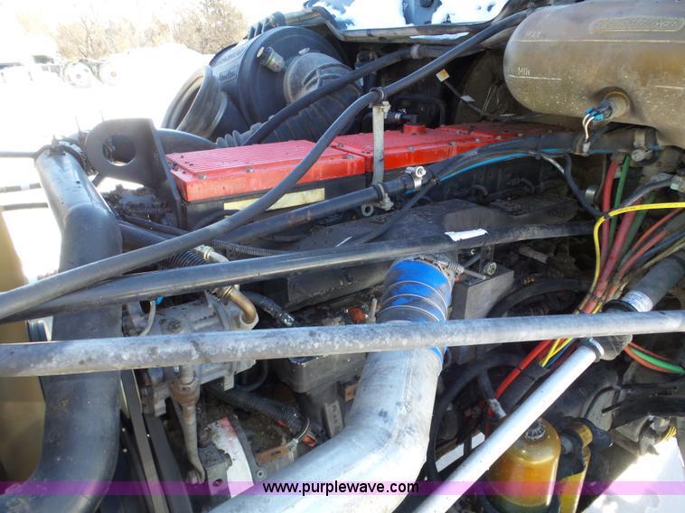 image for item J8803 2001 Freightliner Columbia 120 semi truck