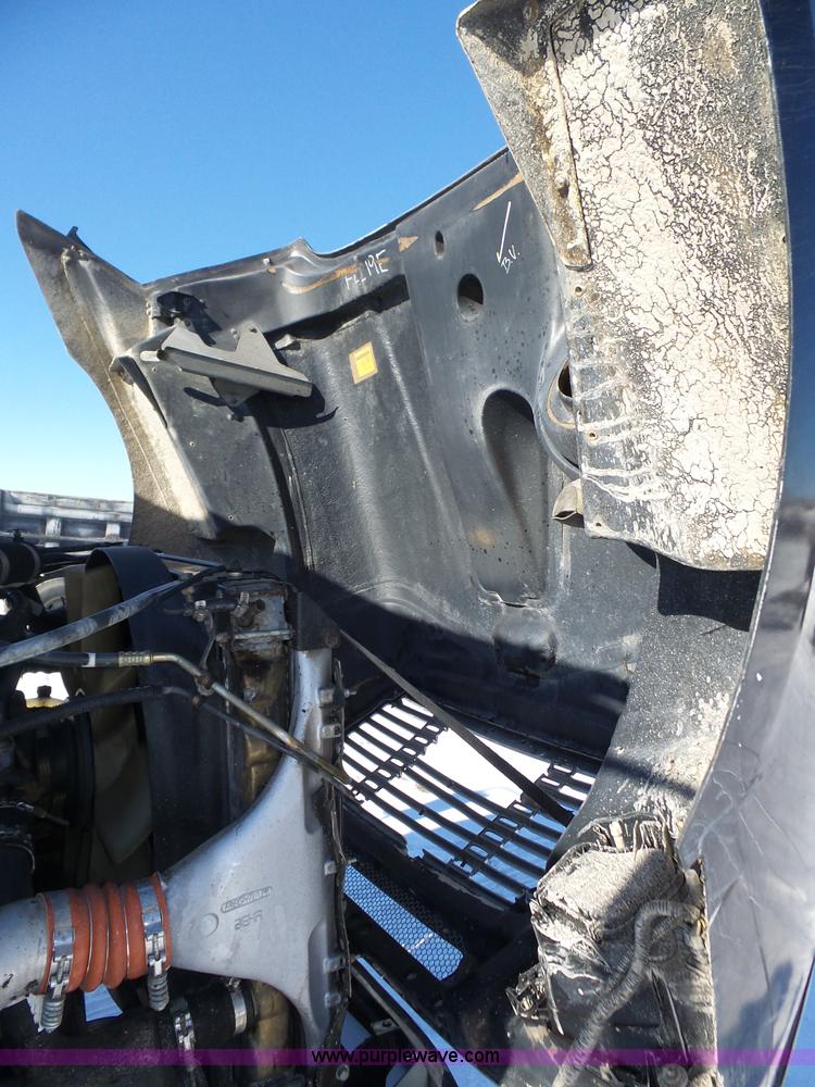 image for item J8803 2001 Freightliner Columbia 120 semi truck