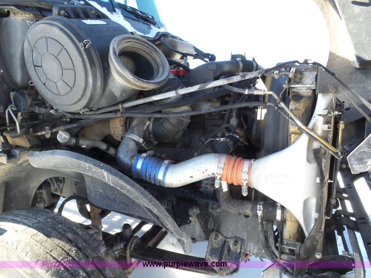 image for item J8803 2001 Freightliner Columbia 120 semi truck