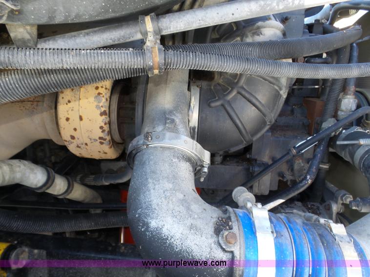 image for item J8803 2001 Freightliner Columbia 120 semi truck