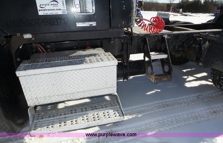 image for item J8803 2001 Freightliner Columbia 120 semi truck