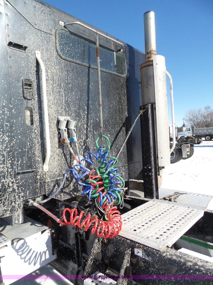 image for item J8803 2001 Freightliner Columbia 120 semi truck