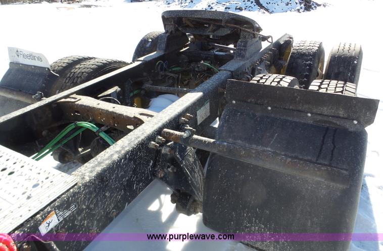 image for item J8803 2001 Freightliner Columbia 120 semi truck