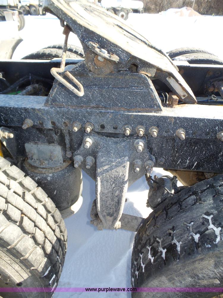 image for item J8803 2001 Freightliner Columbia 120 semi truck