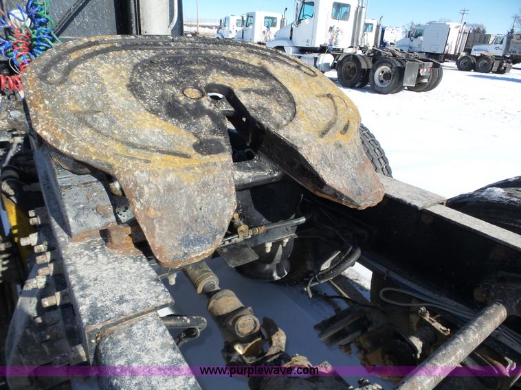 image for item J8803 2001 Freightliner Columbia 120 semi truck