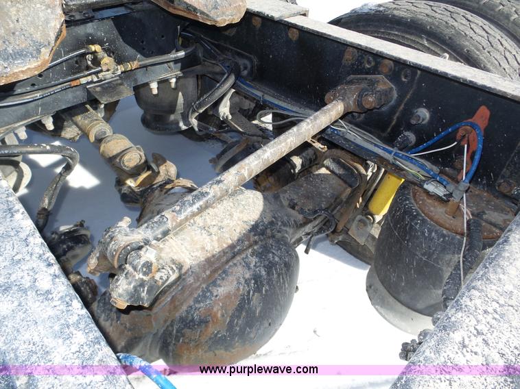 image for item J8803 2001 Freightliner Columbia 120 semi truck