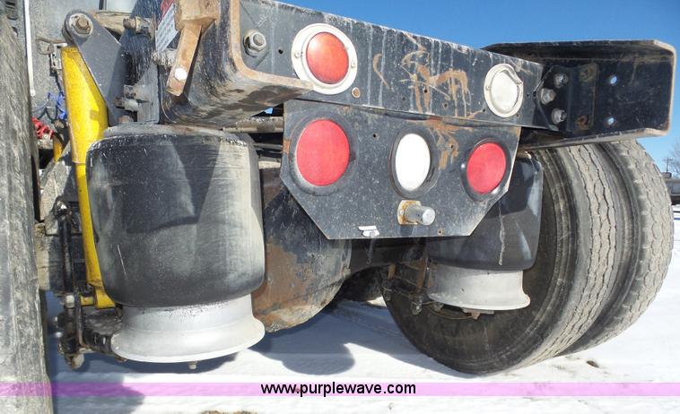 image for item J8803 2001 Freightliner Columbia 120 semi truck