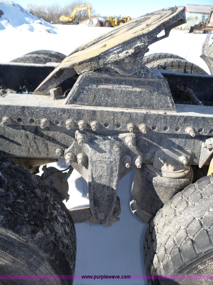 image for item J8803 2001 Freightliner Columbia 120 semi truck