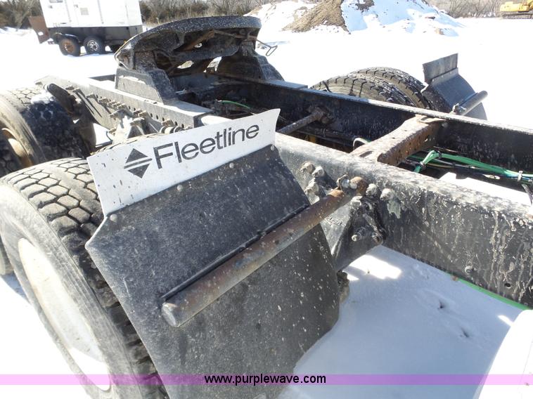 image for item J8803 2001 Freightliner Columbia 120 semi truck