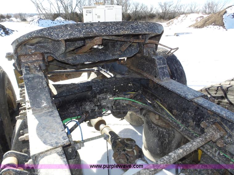 image for item J8803 2001 Freightliner Columbia 120 semi truck