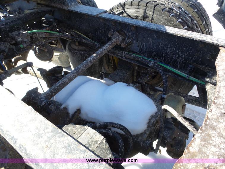 image for item J8803 2001 Freightliner Columbia 120 semi truck