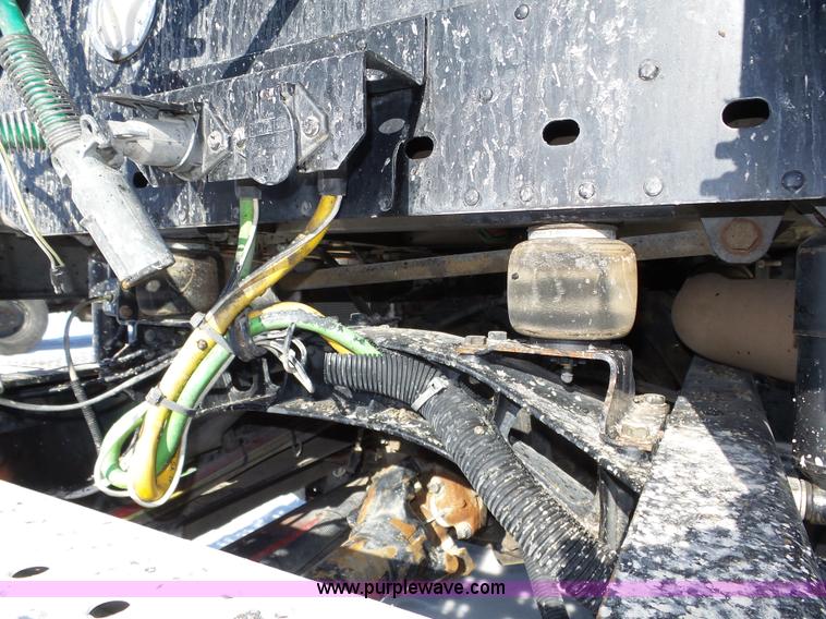 image for item J8803 2001 Freightliner Columbia 120 semi truck