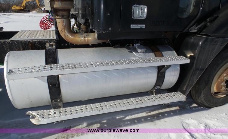 image for item J8803 2001 Freightliner Columbia 120 semi truck