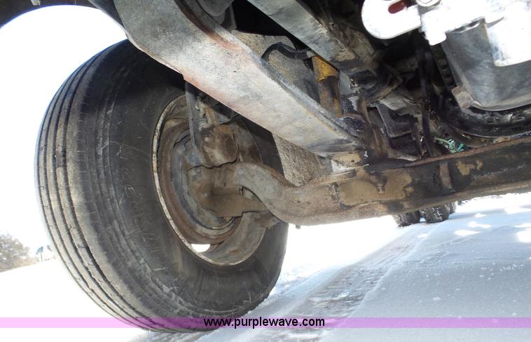 image for item J8803 2001 Freightliner Columbia 120 semi truck