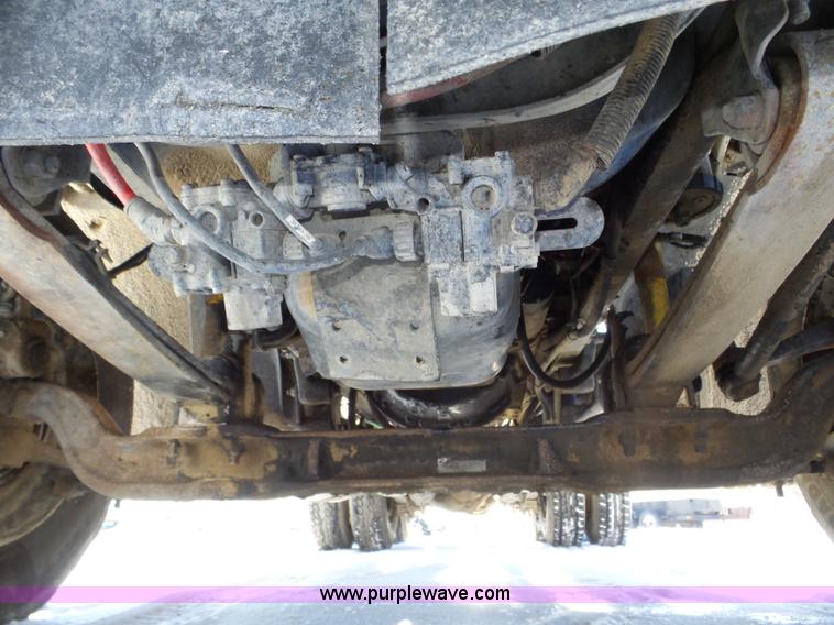 image for item J8803 2001 Freightliner Columbia 120 semi truck