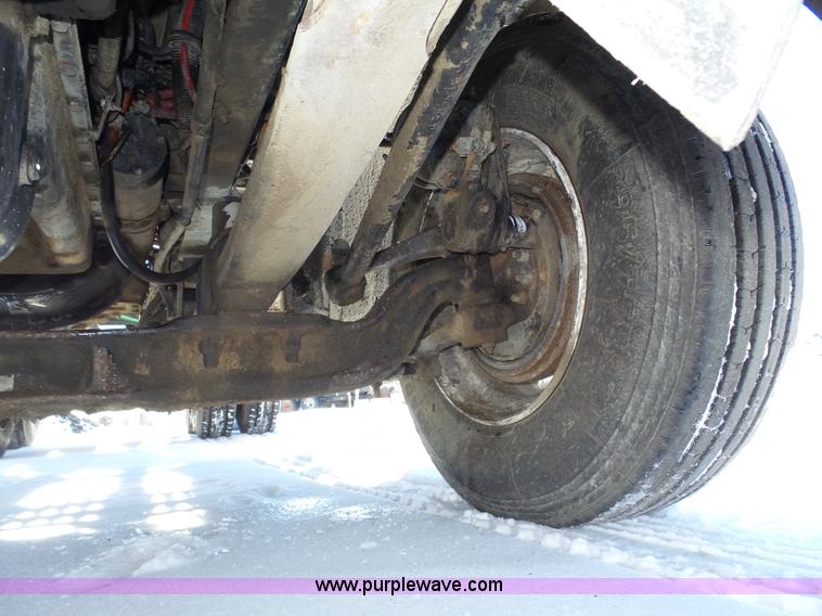 image for item J8803 2001 Freightliner Columbia 120 semi truck