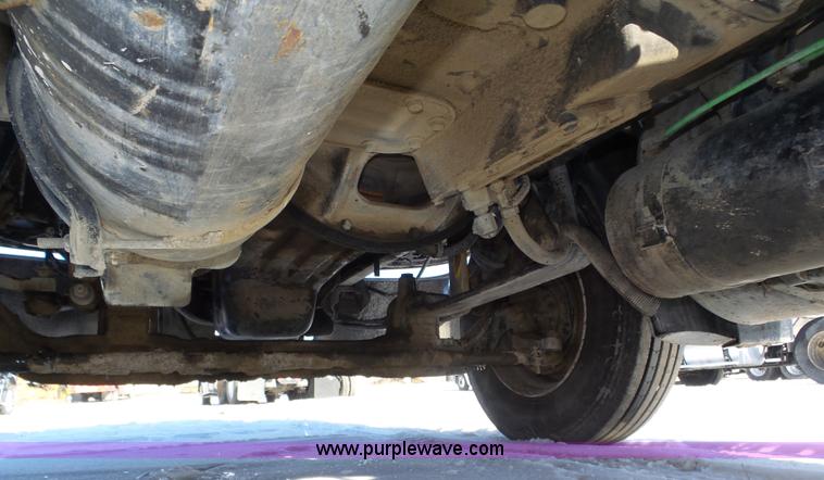 image for item J8803 2001 Freightliner Columbia 120 semi truck