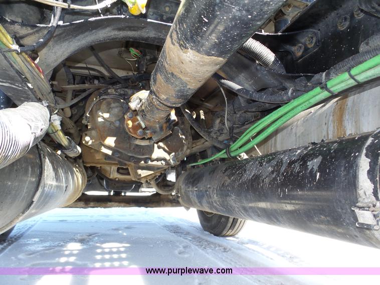 image for item J8803 2001 Freightliner Columbia 120 semi truck