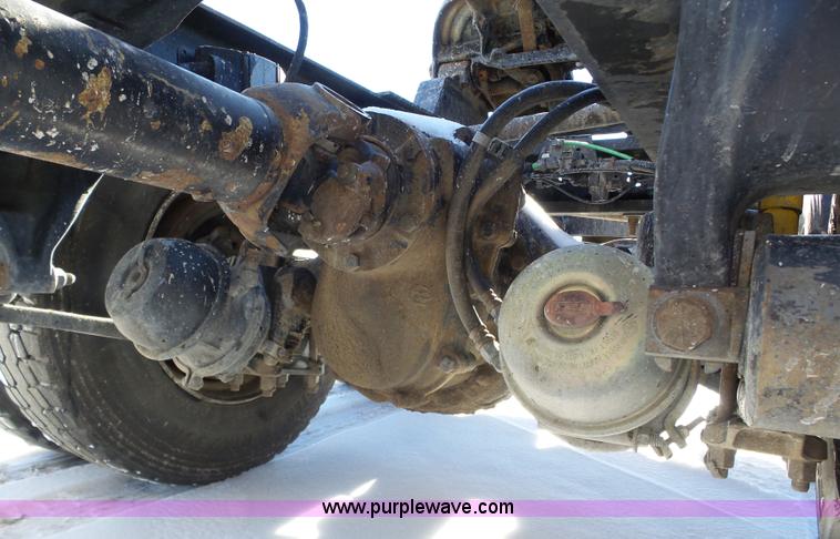 image for item J8803 2001 Freightliner Columbia 120 semi truck