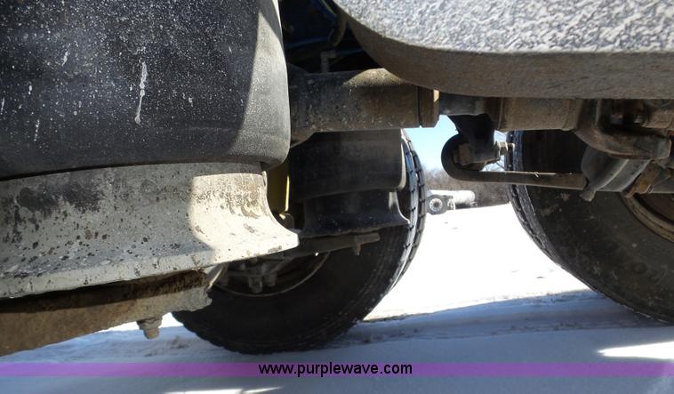 image for item J8803 2001 Freightliner Columbia 120 semi truck