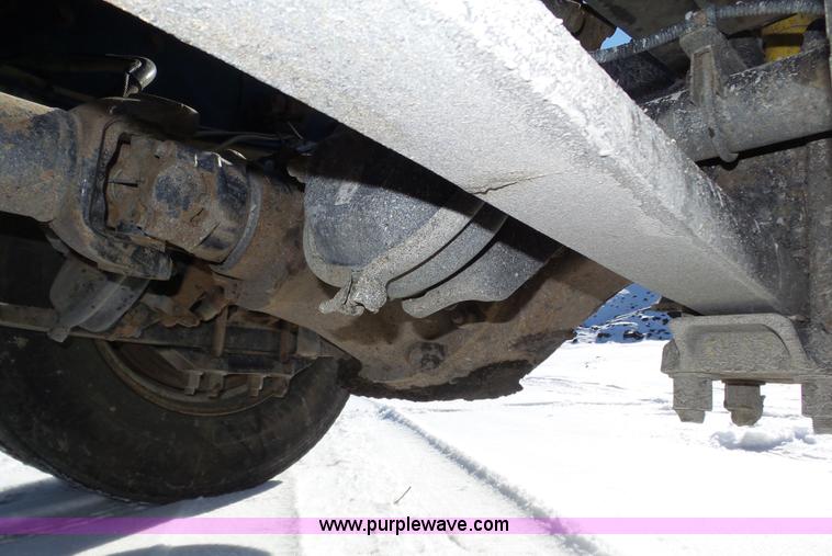 image for item J8803 2001 Freightliner Columbia 120 semi truck