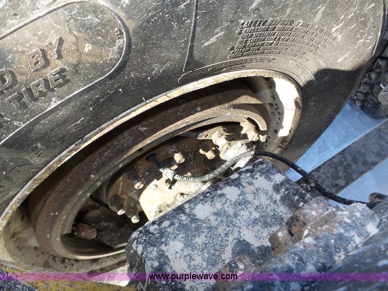 image for item J8803 2001 Freightliner Columbia 120 semi truck