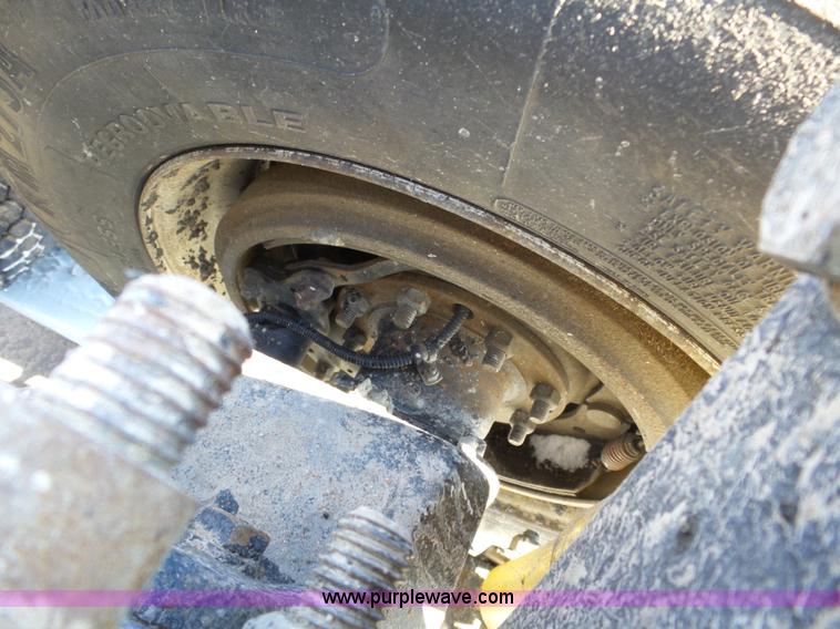 image for item J8803 2001 Freightliner Columbia 120 semi truck